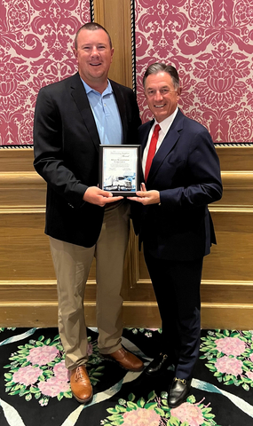 At the Idealease 40th Annual Meeting, Steve Roberts, National Accounts Manager, Allison Transmission (pictured left), accepts Allison’s second Supplier of the Year award in four years from Dan Murphy, President and CEO of Idealease. (Photo: Business Wire)